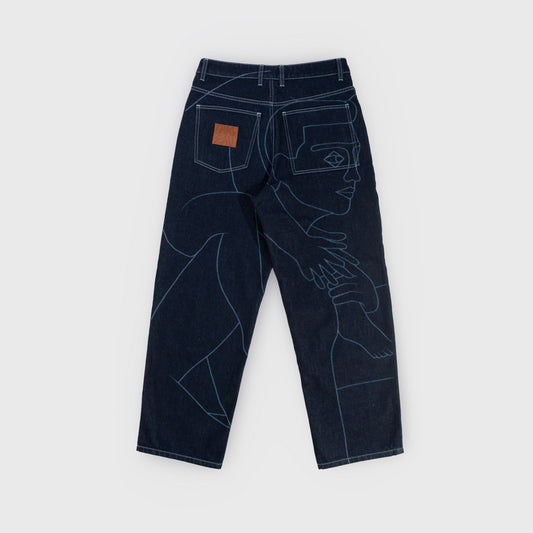 Jeans confort avec dessin au laser haute définition sur tout le dos du pantalon.
Denim brut rinse, 100% coton.
Surpiqûres gros fil contraste.