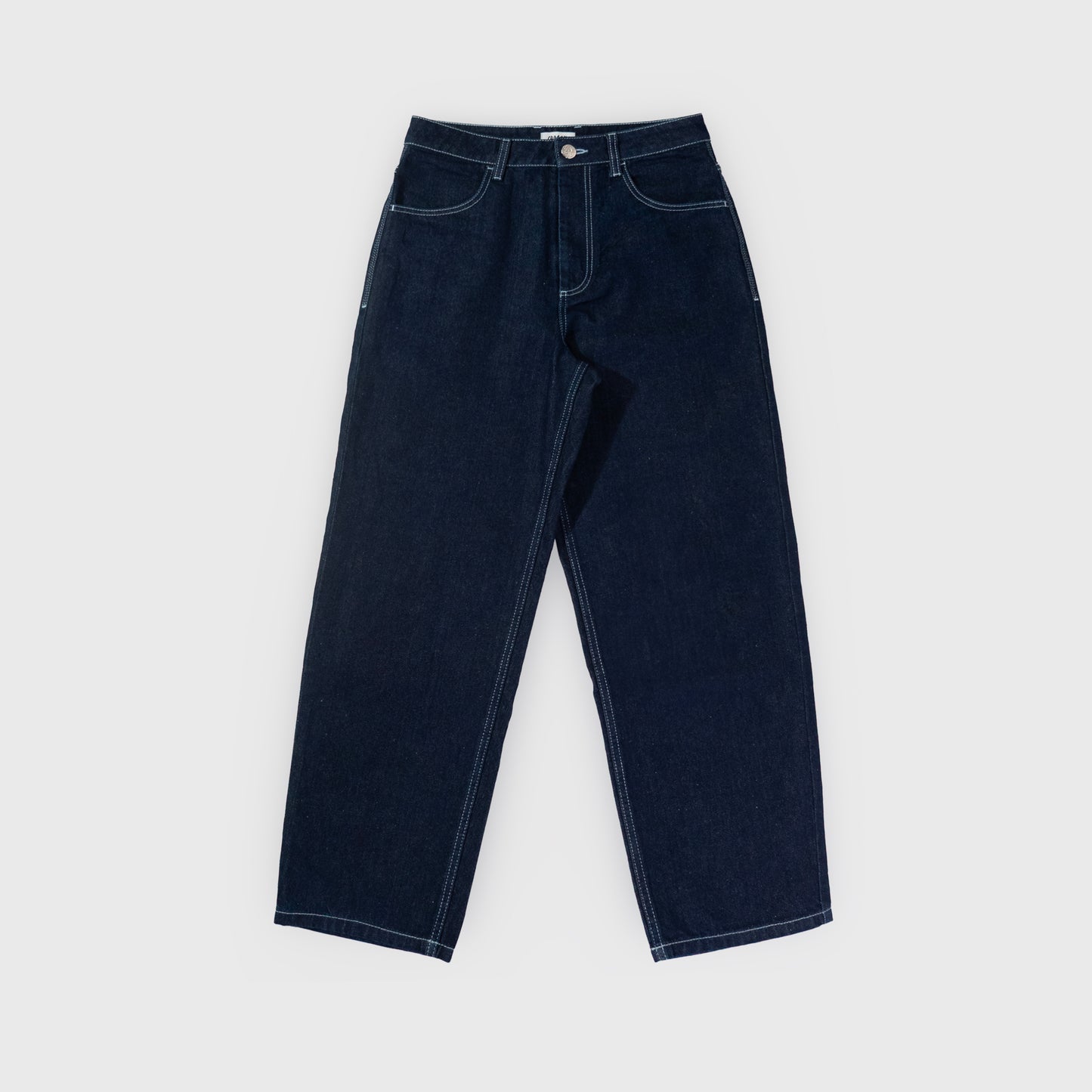 Jeans confort avec dessin au laser haute définition sur tout le dos du pantalon.
Denim brut rinse, 100% coton.
Surpiqûres gros fil contraste.