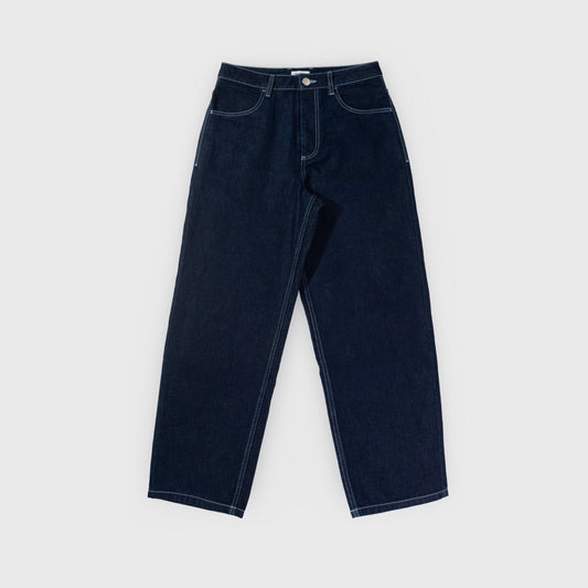 Jeans confort avec dessin au laser haute définition sur tout le dos du pantalon.
Denim brut rinse, 100% coton.
Surpiqûres gros fil contraste.
