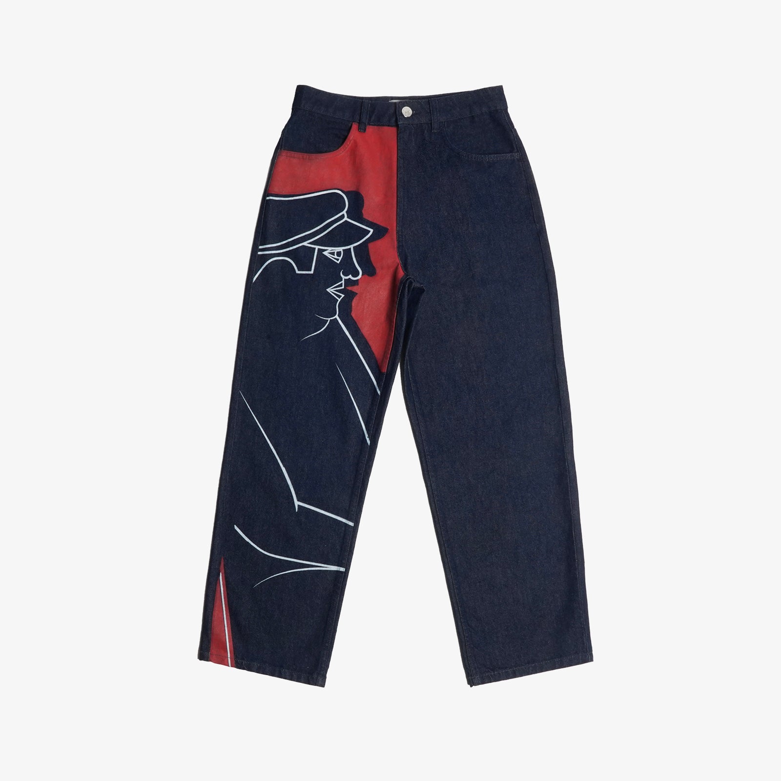 Une grande impression en sérigraphie recouvre toute la jambe droite, avec des aplats rouges et lignes blanches directement inspirés de la fresque Avec Vous. Confectionné avec des surpiqûres ton sur ton, il est signé d’un bouton et d’une gomme embossés et personnalisés.
