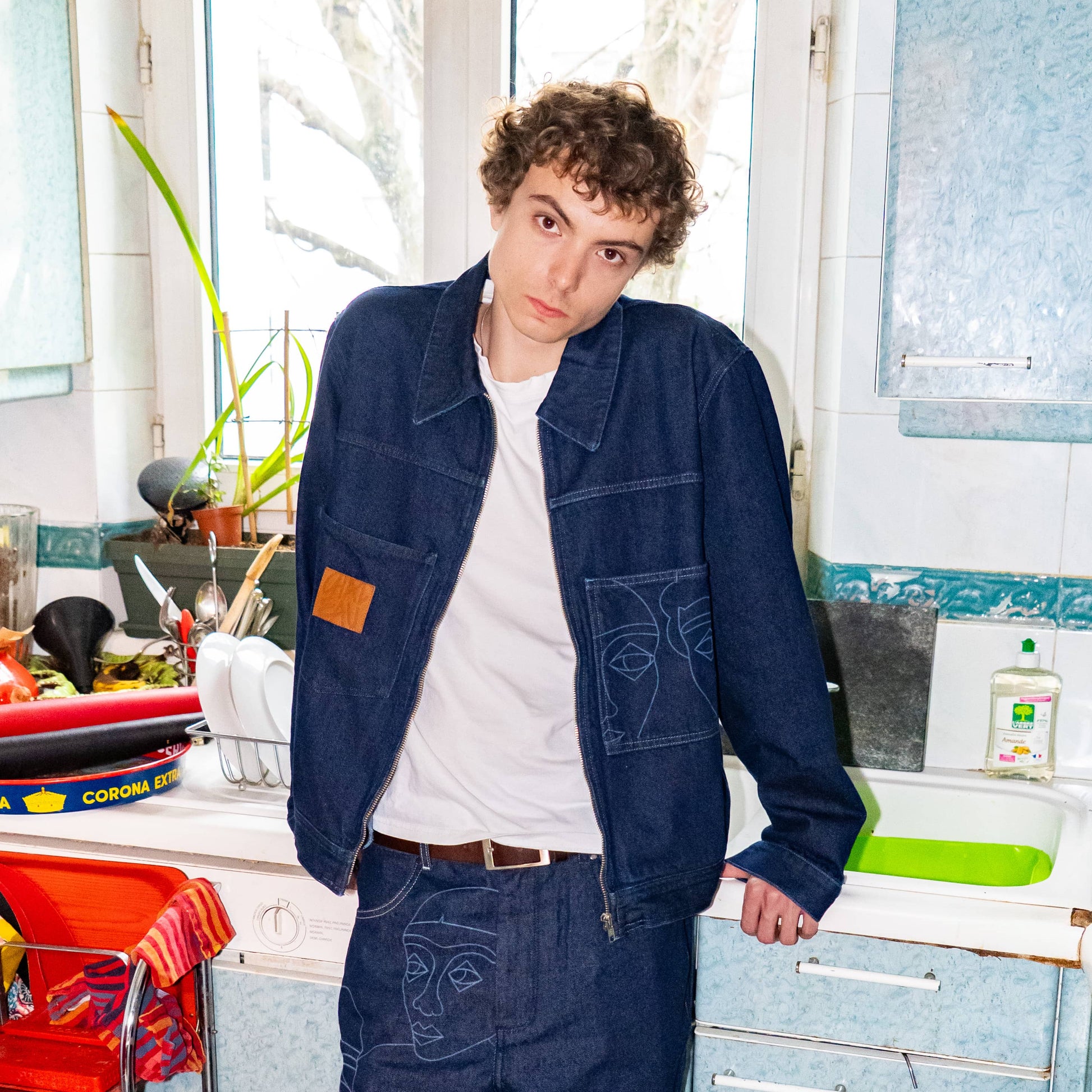Veste en denim 100% coton avec visages imprimée au laser. Veste confortable pour toute les saison