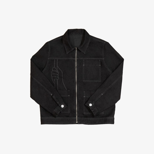 Veste en jean noir à l’inspiration workwear, revisitée avec une approche contemporaine. Son design structuré se distingue par trois poches carrées sur l’avant et des impressions au laser évoquant la fresque Avec Vous. Confectionnée en denim deep black rinse 100% coton, elle présente des surpiqûres en contraste gris, tandis qu’un jacron en cuir embossé noir apposé au dos signe son caractère unique.