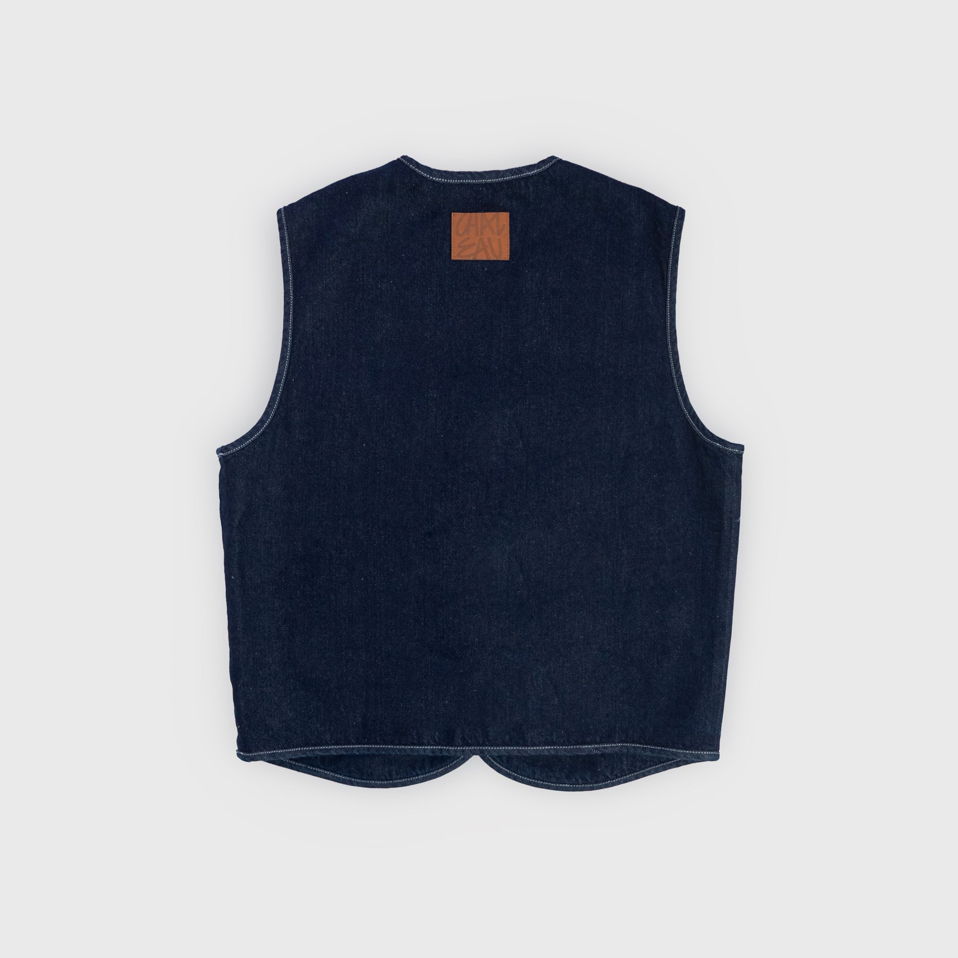 Gilet a boutons sans manche en denim brut rinse 100% coton.
Impression laser haute définition sur le devant issue de la fresque "Le Roc".
Boutons et Jacron en cuir personnalisés et signés Atelier Chazeau.