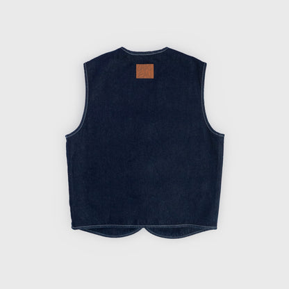 Gilet a boutons sans manche en denim brut rinse 100% coton.
Impression laser haute définition sur le devant issue de la fresque "Le Roc".
Boutons et Jacron en cuir personnalisés et signés Atelier Chazeau.
