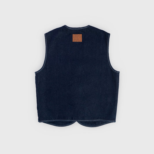 Gilet a boutons sans manche en denim brut rinse 100% coton.
Impression laser haute définition sur le devant issue de la fresque "Le Roc".
Boutons et Jacron en cuir personnalisés et signés Atelier Chazeau.
