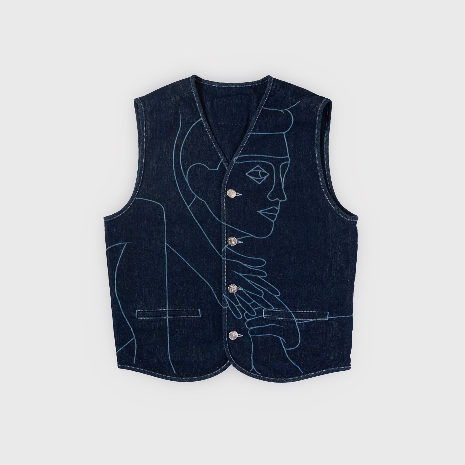 Gilet a boutons sans manche en denim brut rinse 100% coton.
Impression laser haute définition sur le devant issue de la fresque "Le Roc".
Boutons et Jacron en cuir personnalisés et signés Atelier Chazeau.