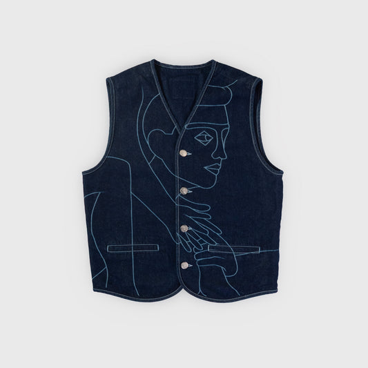 Gilet a boutons sans manche en denim brut rinse 100% coton.
Impression laser haute définition sur le devant issue de la fresque "Le Roc".
Boutons et Jacron en cuir personnalisés et signés Atelier Chazeau.