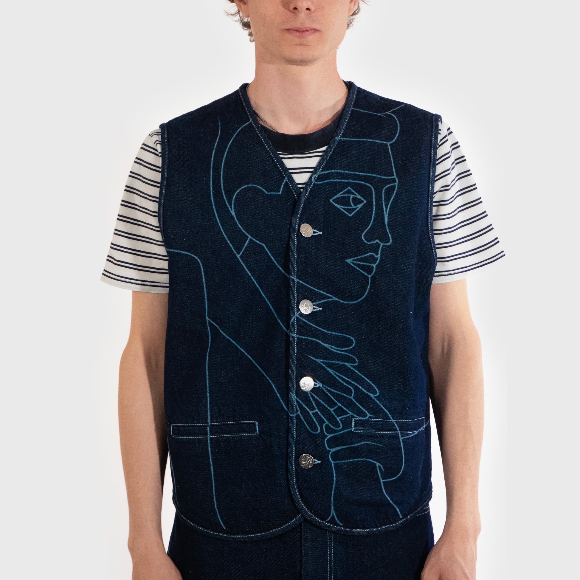 Gilet a boutons sans manche en denim brut rinse 100% coton.
Impression laser haute définition sur le devant issue de la fresque "Le Roc".
Boutons et Jacron en cuir personnalisés et signés Atelier Chazeau.