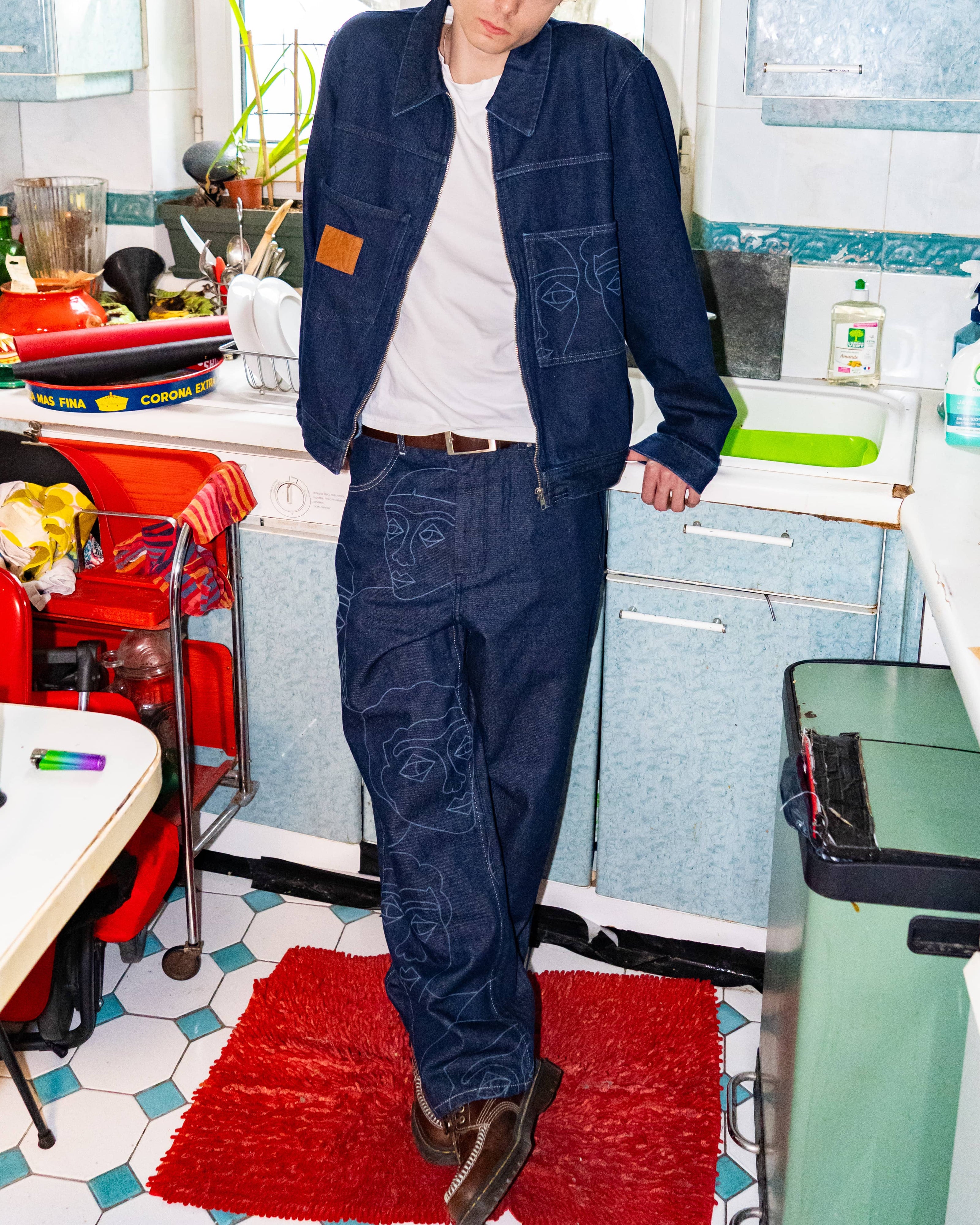 Total look denim imprimé laser avec des visages. Toile 100% coton. Fabrication haut de gamme en Tunisie