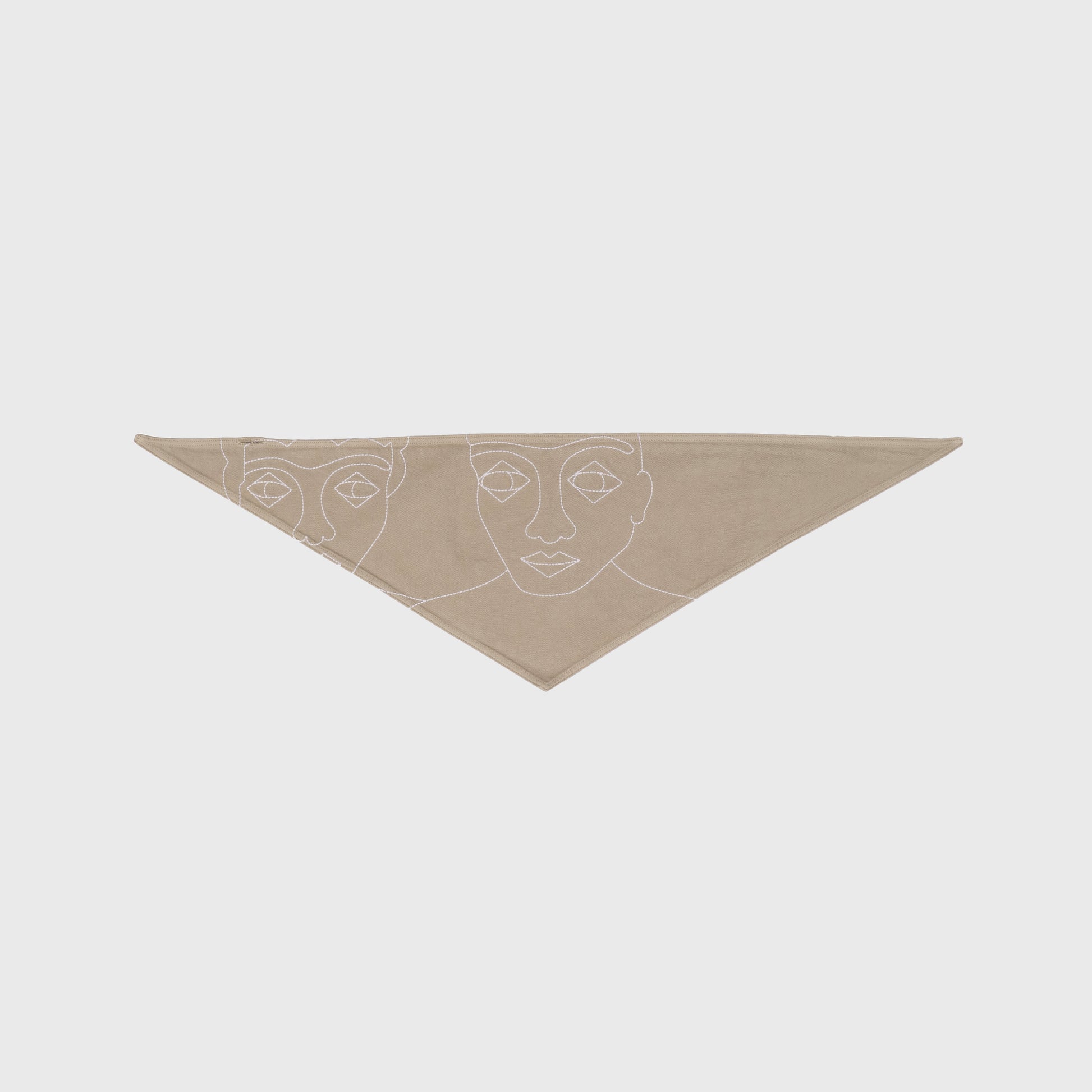 Foulard triangle en coton beige 100%, avec broderies blanches et fente pour nouage facile. Accessoire modulable. Atelier Chazeau, marque française de streetwear premium mixte.