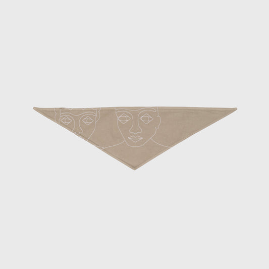 Foulard triangle en coton beige 100%, avec broderies blanches et fente pour nouage facile. Accessoire modulable. Atelier Chazeau, marque française de streetwear premium mixte.