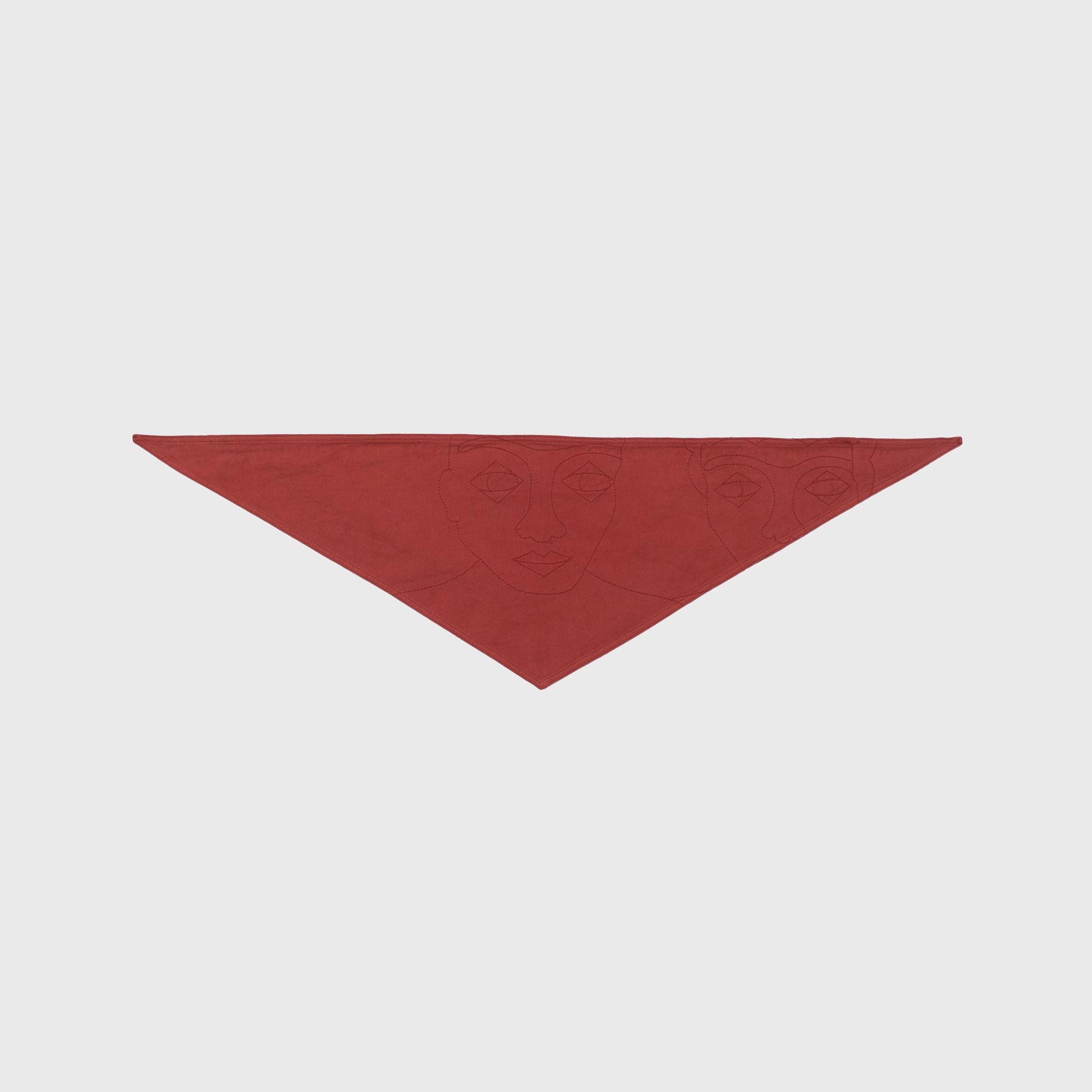 Foulard triangle en coton brique 100%, avec broderies ton sur ton et fente pour nouage facile. Accessoire modulable. Atelier Chazeau, marque française de streetwear premium mixte.