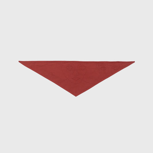 Foulard triangle en coton brique 100%, avec broderies ton sur ton et fente pour nouage facile. Accessoire modulable. Atelier Chazeau, marque française de streetwear premium mixte.