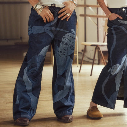 Jean palazzo en denim brut indigo 100% coton. Taille elastiquée et jambe large confort avec dessin au laser sur le devant et la poche plaquée dos. Atelier Chazeau : marque française de streetwear mixte premium.