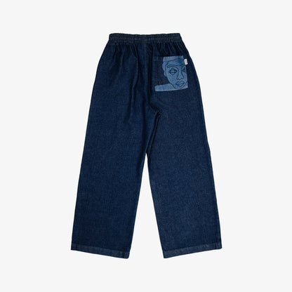 Jean palazzo en denim brut indigo 100% coton. Taille elastiquée et jambe large confort avec dessin au laser sur le devant et la poche plaquée dos. Atelier Chazeau : marque française de streetwear mixte premium.