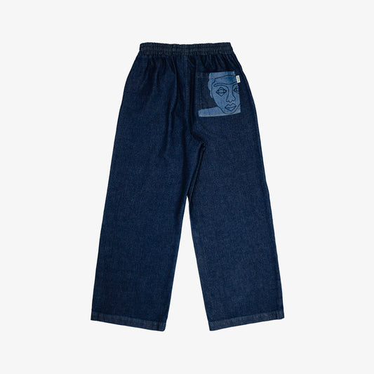 Jean palazzo en denim brut indigo 100% coton. Taille elastiquée et jambe large confort avec dessin au laser sur le devant et la poche plaquée dos. Atelier Chazeau : marque française de streetwear mixte premium.
