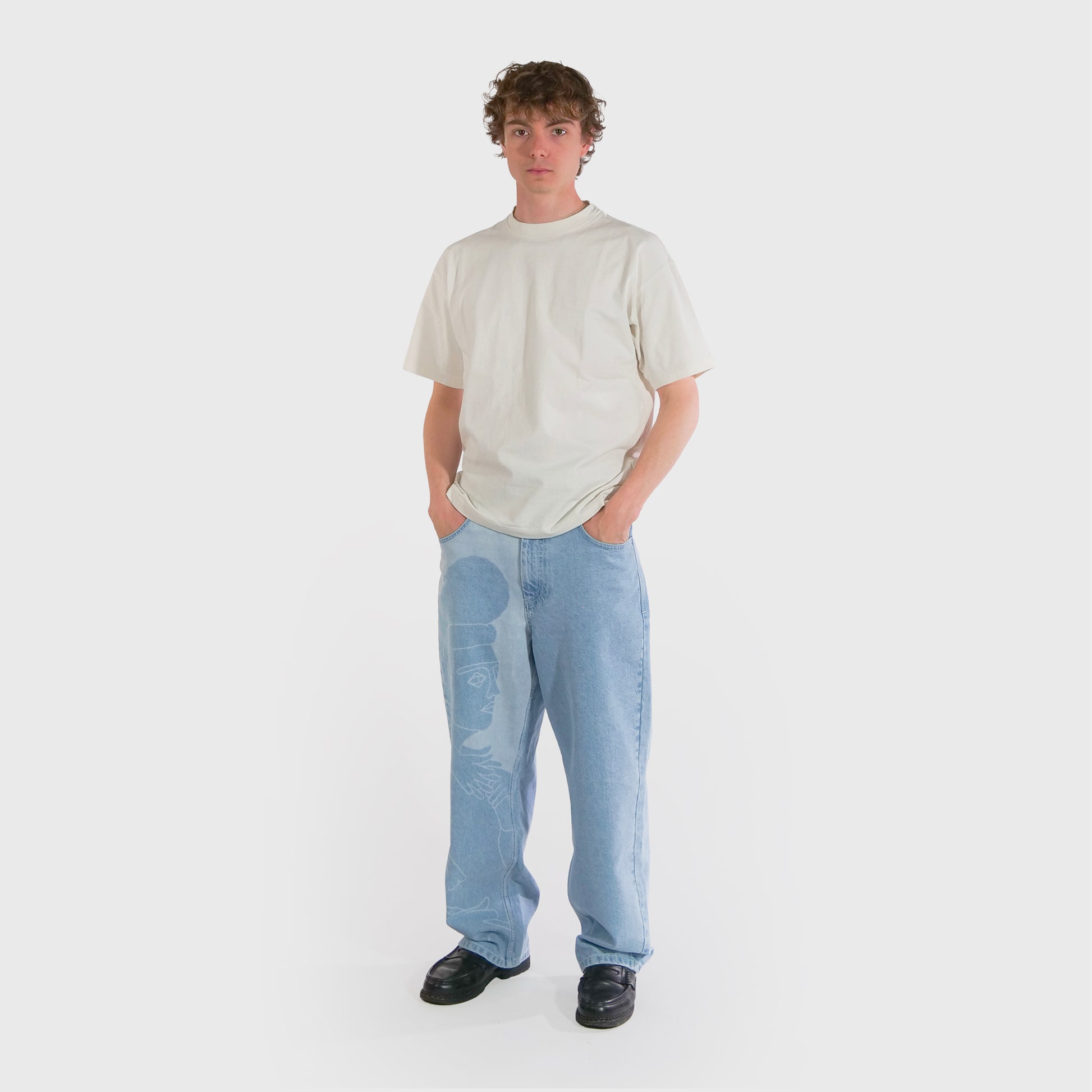 Jeans confort avec dessin au laser en plein sur le devant et la poche dos, droite au porté.
Denim Bleached, 100% coton. Surpiqûres gros fil contraste blanc.