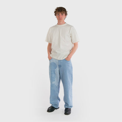 Jeans confort avec dessin au laser en plein sur le devant et la poche dos, droite au porté.
Denim Bleached, 100% coton. Surpiqûres gros fil contraste blanc.