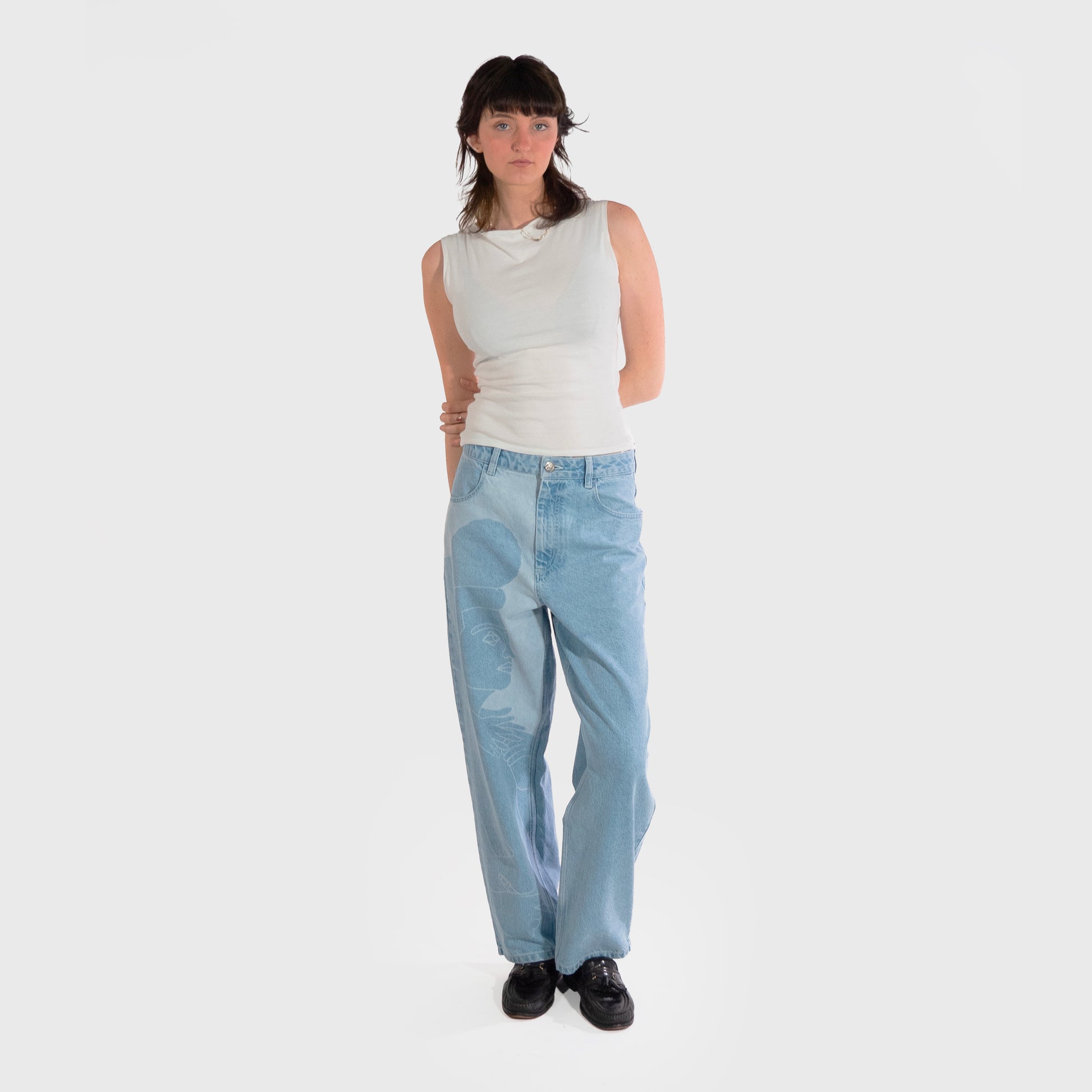 Jeans confort avec dessin au laser en plein sur le devant et la poche dos, droite au porté.
Denim Bleached, 100% coton. Surpiqûres gros fil contraste blanc.