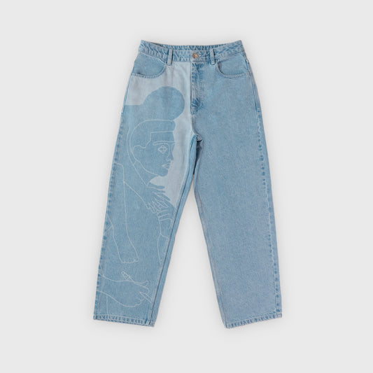 Jeans confort avec dessin au laser en plein sur le devant et la poche dos, droite au porté.
Denim Bleached, 100% coton. Surpiqûres gros fil contraste blanc.