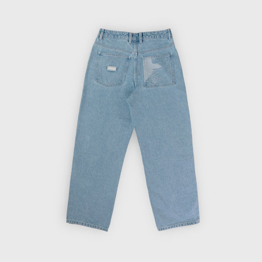 Jeans confort avec dessin au laser en plein sur le devant et la poche dos, droite au porté.
Denim Bleached, 100% coton. Surpiqûres gros fil contraste blanc.