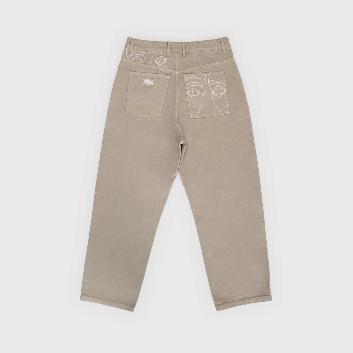 Pantalon 4P beige en coton avec broderies blanches au dos et vignette signature. Atelier Chazeau, marque française de streetwear premium mixte.