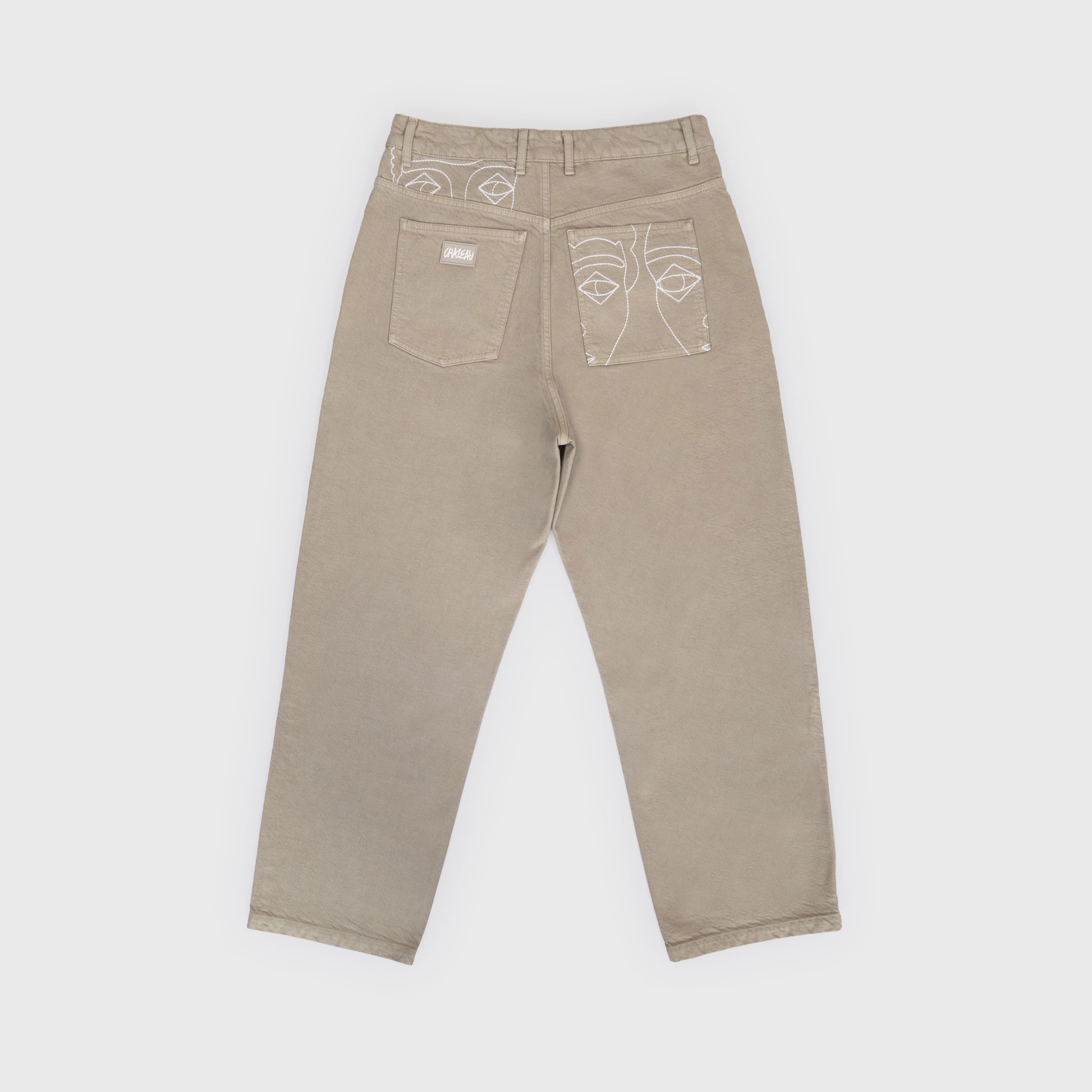 Pantalon 4P beige en coton avec broderies blanches au dos et vignette signature. Atelier Chazeau, marque française de streetwear premium mixte.