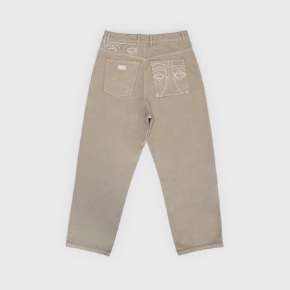 Pantalon 4P beige en coton avec broderies blanches au dos et vignette signature. Atelier Chazeau, marque française de streetwear premium mixte.