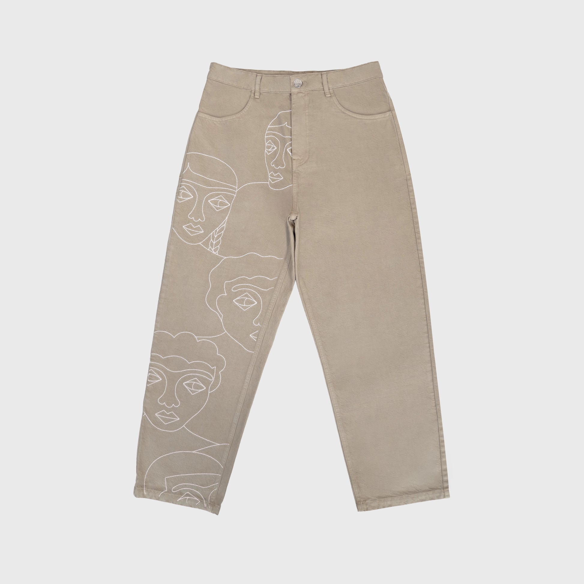 Pantalon 4P en coton beige 100%, coupe droite avec broderies blanches contrastées sur la jambe. Atelier Chazeau, marque française de streetwear premium mixte.