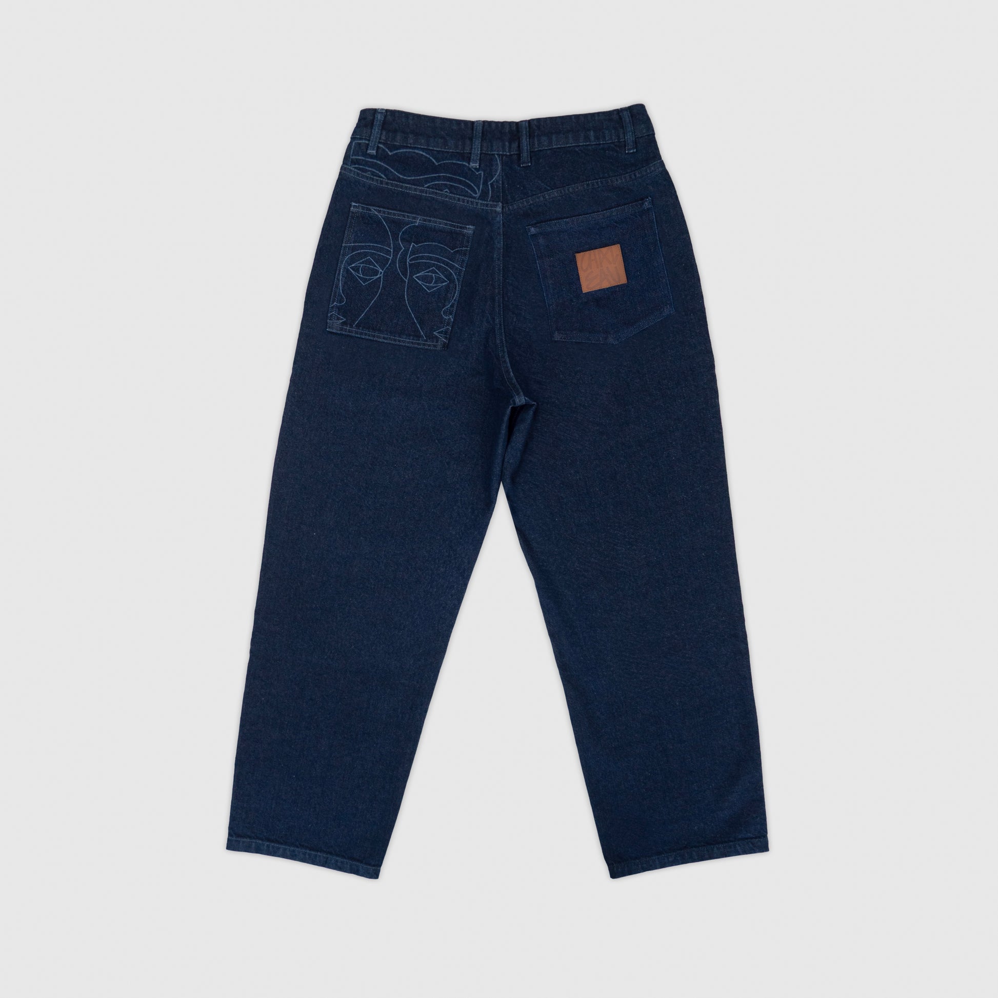 Pantalon 4P denim indigo avec détails laser haute définition au dos et vignette signature. Atelier Chazeau, marque française de streetwear premium mixte.
