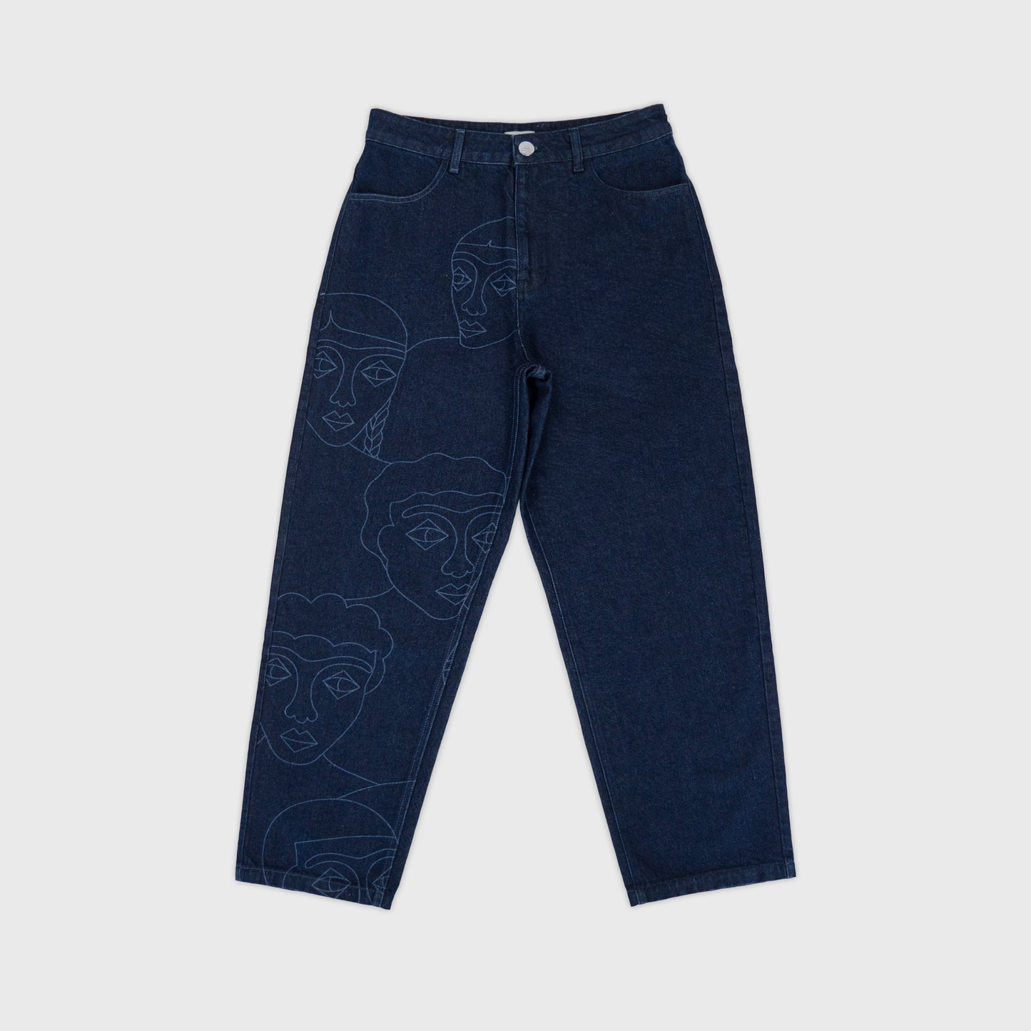 Pantalon 4P en denim indigo 100% coton avec impression laser haute définition sur la jambe. Atelier Chazeau, marque française de streetwear premium mixte.
