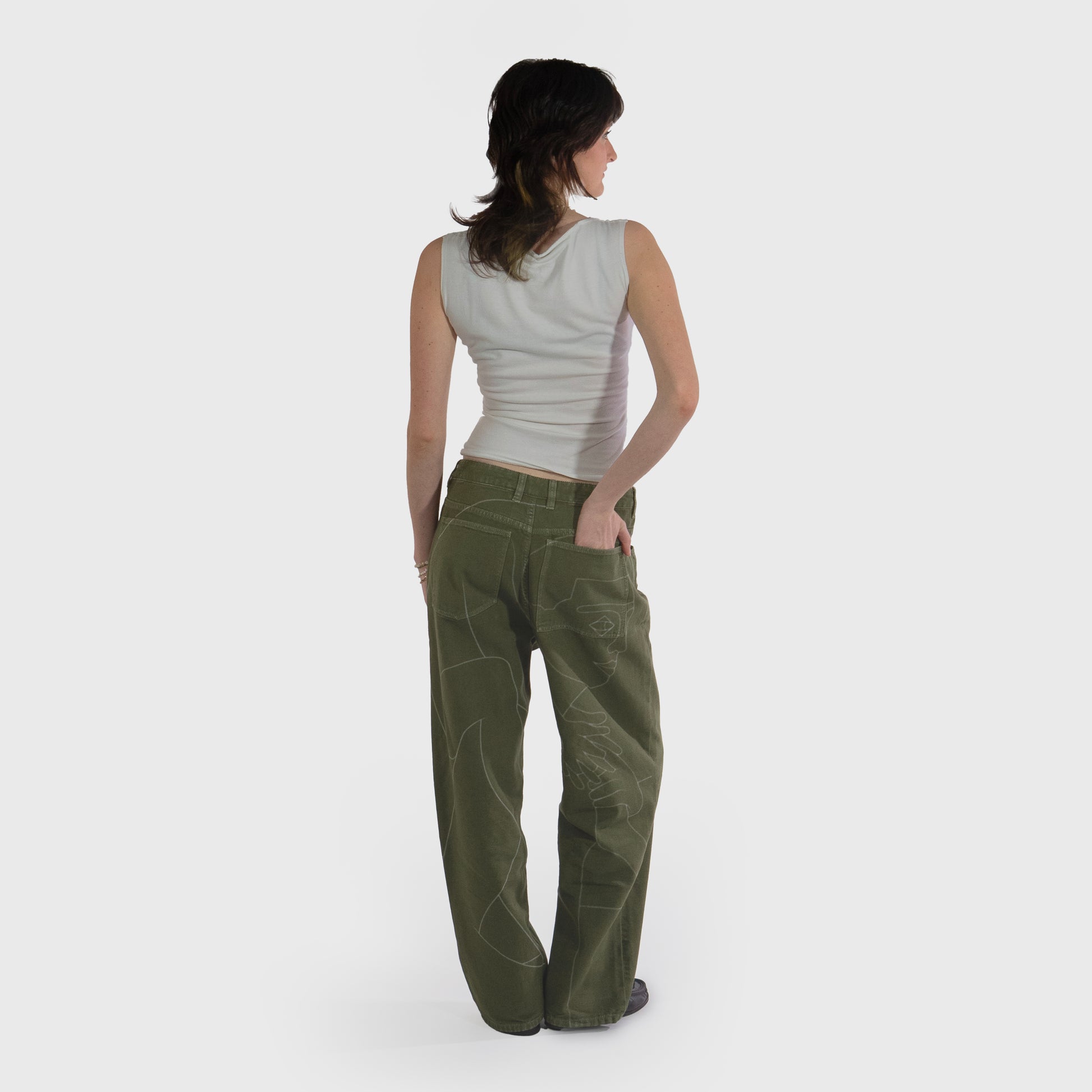 Pantalon 4P avec dessin imprimé au laser haute définition sur tout le dos du pantalon.
Toile 100% coton teint en pièce.
Surpiqûres gros fil ton sur ton.