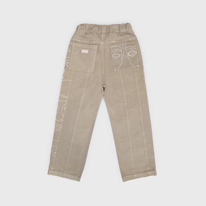 Pantalon cargo beige avec construction en panneaux et broderies blanches. Atelier Chazeau, marque française de streetwear premium mixte.