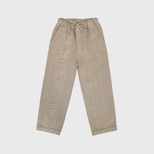 Pantalon large en coton beige avec broderies blanches et taille élastique. Atelier Chazeau, marque française de streetwear premium mixte.