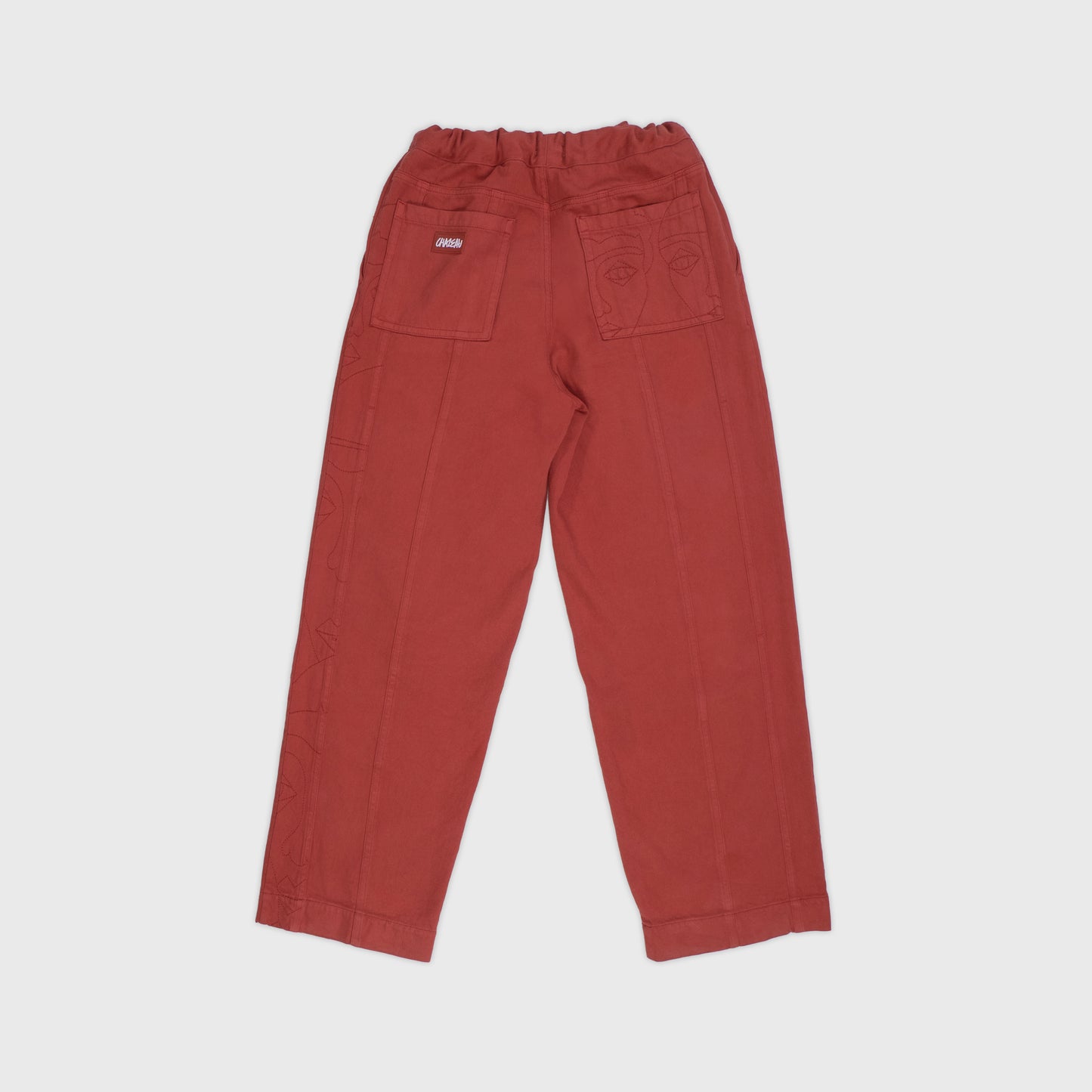 Pantalon cargo en coton brique avec construction en panneaux et broderies ton sur ton. Atelier Chazeau, marque française de streetwear premium mixte.
