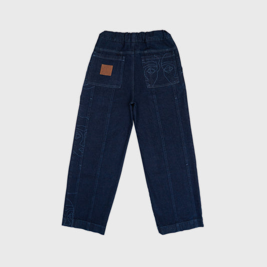 Pantalon cargo en denim indigo avec construction en panneaux et détails laser haute définition. Atelier Chazeau, marque française de streetwear premium mixte.