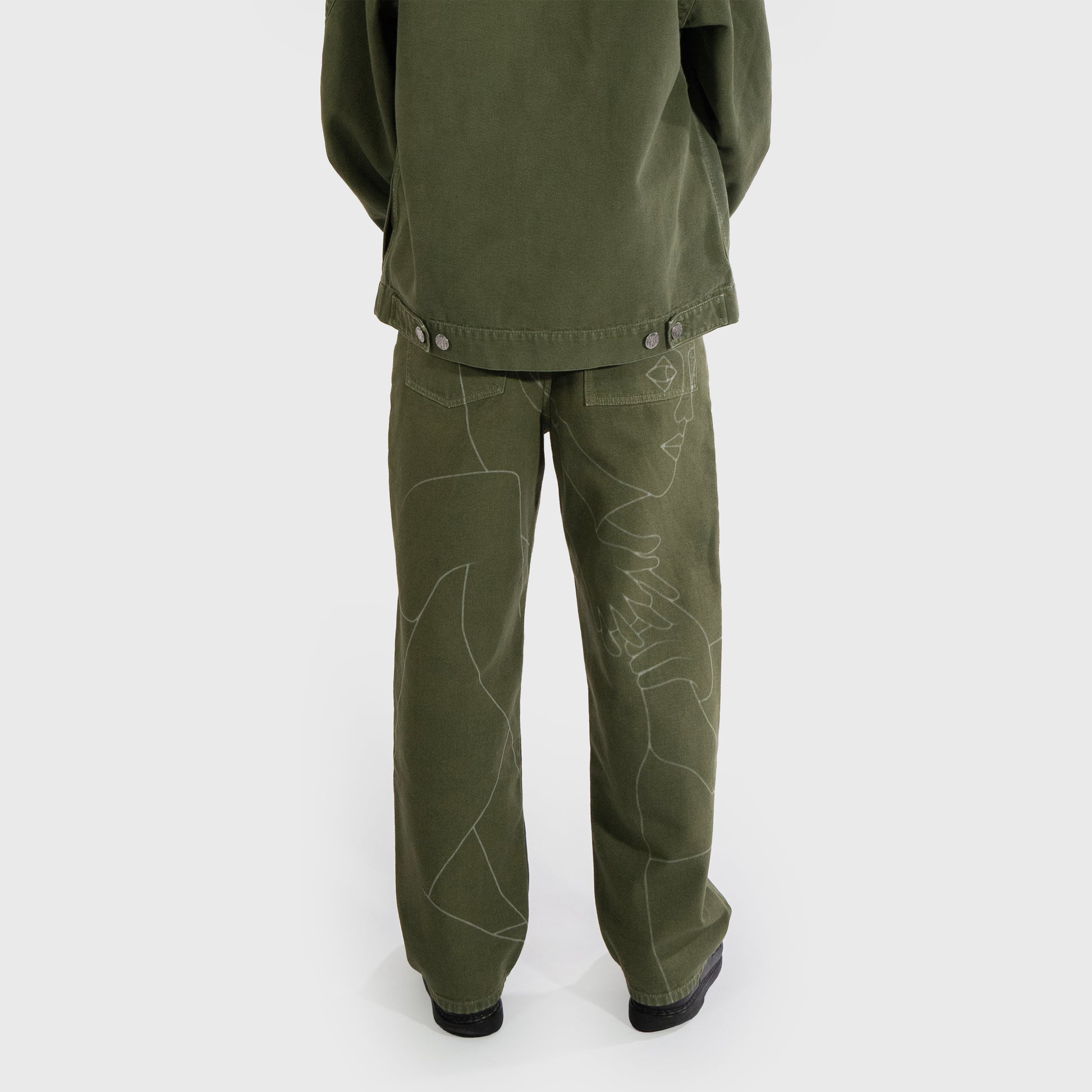 Pantalon 4P avec dessin imprimé au laser haute définition sur tout le dos du pantalon.
Toile 100% coton teint en pièce.
Surpiqûres gros fil ton sur ton.