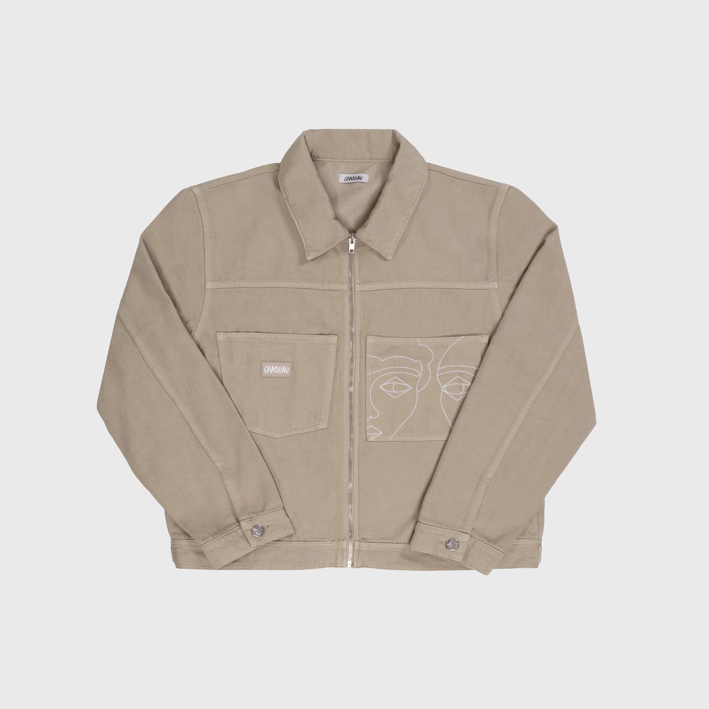 Veste trucker en coton beige avec broderies blanches sur la poitrine. Atelier Chazeau, marque française de streetwear premium mixte.