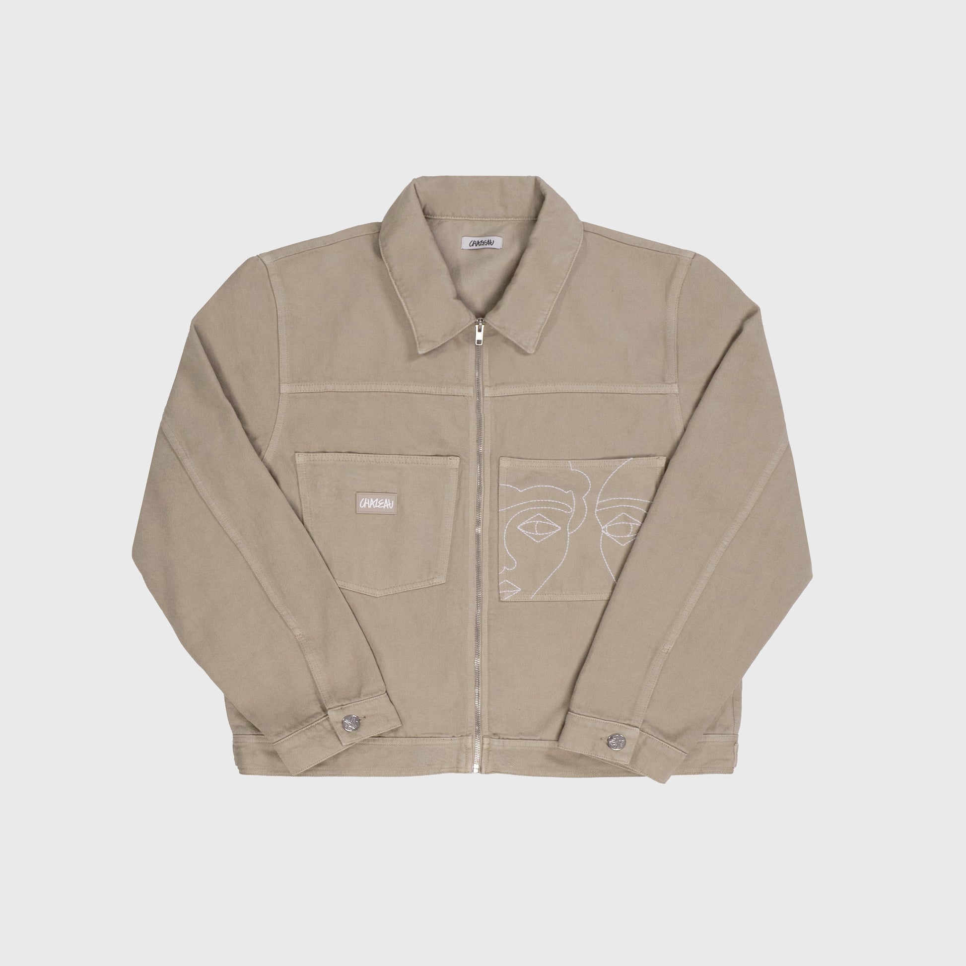Veste trucker en coton beige avec broderies blanches sur la poitrine. Atelier Chazeau, marque française de streetwear premium mixte.