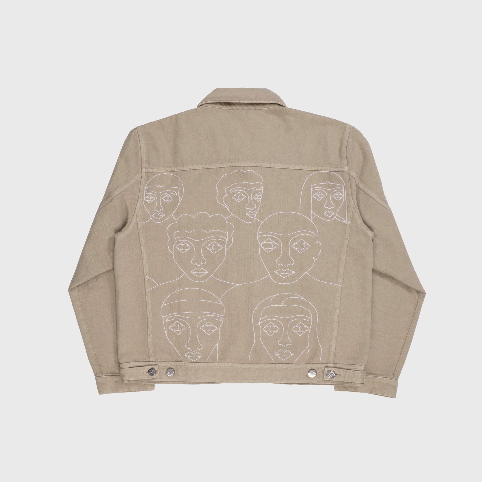 Veste trucker beige avec grande broderie blanche au dos. Atelier Chazeau, marque française de streetwear premium mixte.