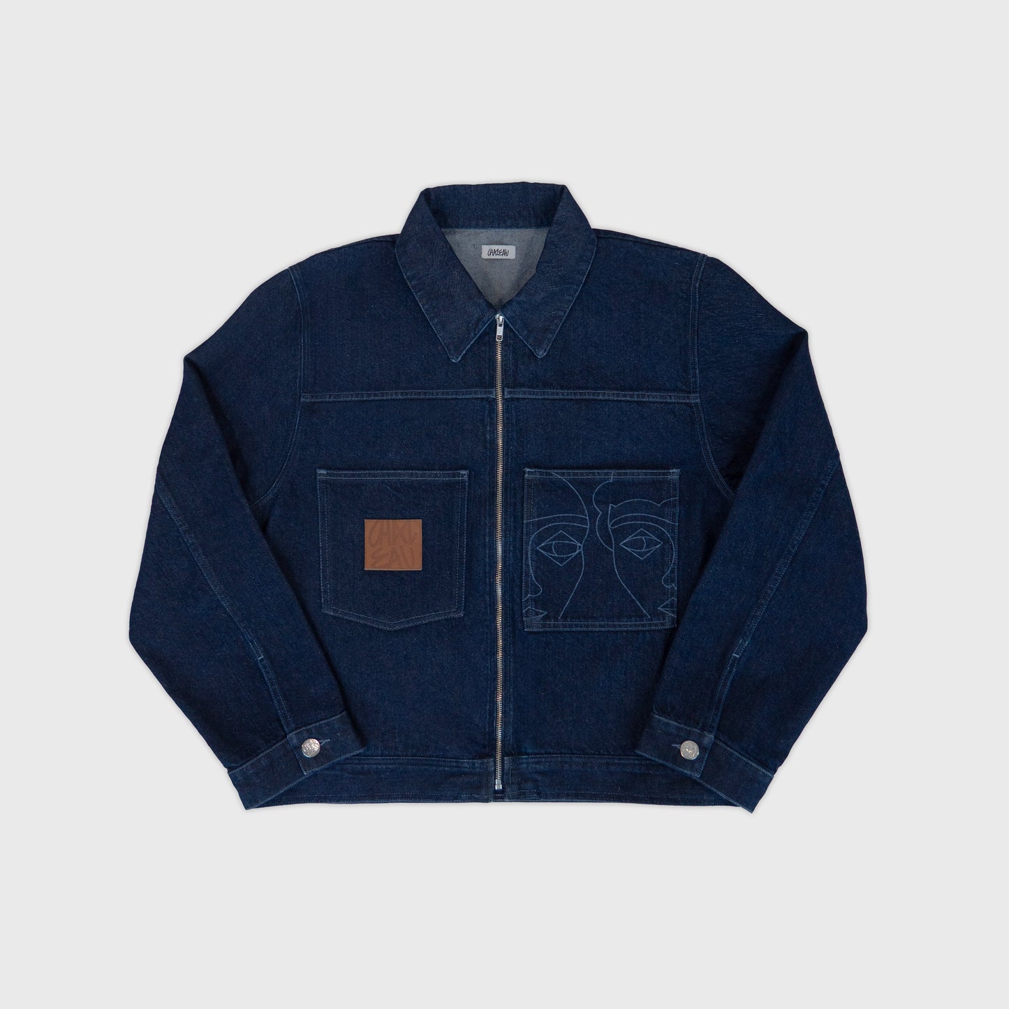 Veste trucker en denim indigo avec détails laser haute définition sur la poitrine. Atelier Chazeau, marque française de streetwear premium mixte.