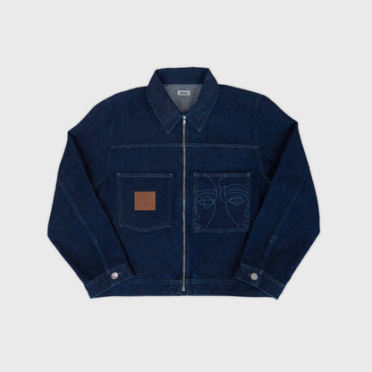 Veste trucker en denim indigo avec détails laser haute définition sur la poitrine. Atelier Chazeau, marque française de streetwear premium mixte.