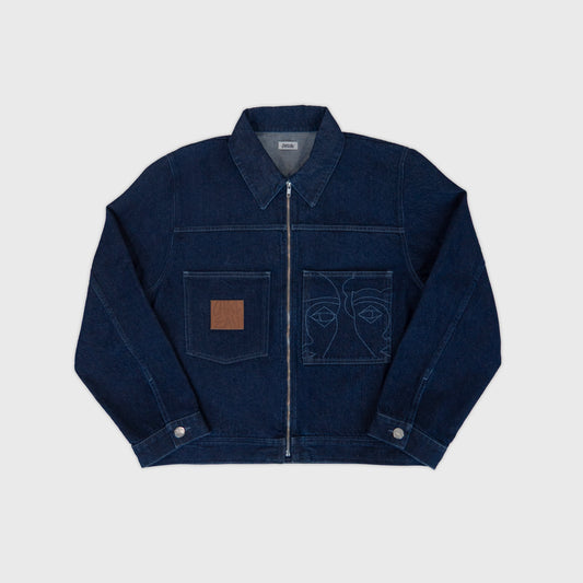 Veste trucker en denim indigo avec détails laser haute définition sur la poitrine. Atelier Chazeau, marque française de streetwear premium mixte.